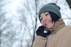 portrait d'hiver de jeune fille avec smartphone photo