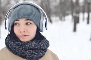 portrait d'hiver de jeune fille avec des écouteurs photo