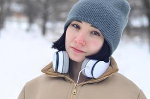 portrait d'hiver de jeune fille avec des écouteurs photo