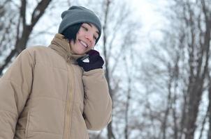 portrait d'hiver de jeune fille avec smartphone photo