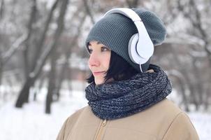 portrait d'hiver de jeune fille avec des écouteurs photo