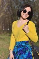 une fille joyeuse dans un chandail jaune vif traverse le sprin photo