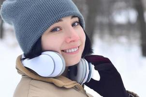 portrait d'hiver de jeune fille avec des écouteurs photo