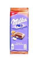 kharkov, ukraine - 2 juillet 2021 produit au chocolat milka avec un design classique d'emballage de couleur lilas sur table blanche photo