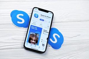 kharkov, ukraine - 5 mars 2021 icône skype et application de l'app store sur l'écran d'affichage iphone 12 pro sur tableau blanc photo