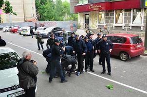 Kharkov, Ukraine - 17 mai 2017 blocage de la sortie des voitures de police par des militants de droite de Kharkiv lors de l'effondrement du rassemblement lgbt à Kharkov photo