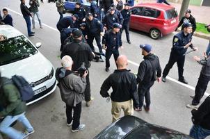 Kharkov, Ukraine - 17 mai 2017, des policiers arrêtent des militants de droite de Kharkiv qui ont violé la loi lors du rassemblement lgbt à Kharkov photo