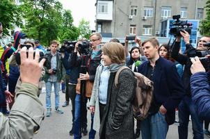 Kharkov, Ukraine - 17 mai 2017 discussions entre l'organisation des nazis et des patriotes contre les militants de la première action lgbt à Kharkov photo