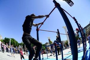 kharkiv, ukraine - 27 mai 2018 spectacle d'entraînement de rue lors du festival annuel des cultures de rue photo