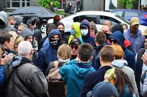 Kharkov, Ukraine - 17 mai 2017 discussions entre l'organisation des nazis et des patriotes contre les militants de la première action lgbt à Kharkov photo