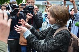 Kharkov, Ukraine - 17 mai 2017 discussions entre l'organisation des nazis et des patriotes contre les militants de la première action lgbt à Kharkov photo