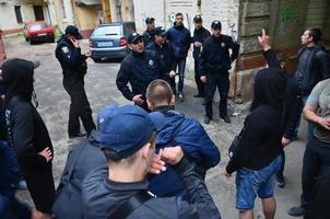 Kharkov, Ukraine - 17 mai 2017, des policiers arrêtent des militants de droite de Kharkiv qui ont violé la loi lors du rassemblement lgbt à Kharkov photo