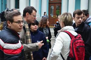 Kharkov, Ukraine - 17 mai 2017 discussions entre l'organisation des nazis et des patriotes contre les militants de la première action lgbt à Kharkov photo