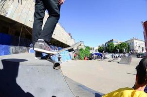 kharkiv, ukraine - 27 mai 2018, concours de planche à roulettes dans un skate park en plein air pendant le festival annuel des cultures de rue photo