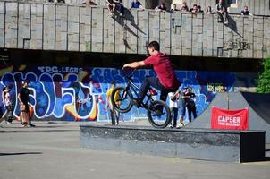 kharkiv, ukraine - 27 mai 2018 coureurs de bmx freestyle dans un skatepark pendant le festival annuel des cultures de rue photo