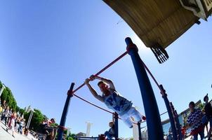 kharkiv, ukraine - 27 mai 2018 spectacle d'entraînement de rue lors du festival annuel des cultures de rue photo