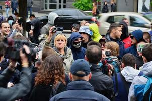 Kharkov, Ukraine - 17 mai 2017 discussions entre l'organisation des nazis et des patriotes contre les militants de la première action lgbt à Kharkov photo