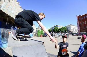 kharkiv, ukraine - 27 mai 2018, concours de planche à roulettes dans un skate park en plein air pendant le festival annuel des cultures de rue photo