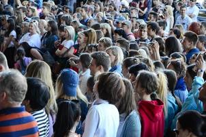 kharkiv, ukraine - 27 mai 2018 foule de personnes en tant que spectateurs lors du festival annuel des cultures de rue photo