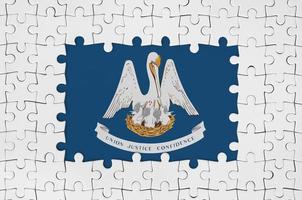 drapeau d'état de la louisiane aux états-unis dans le cadre de pièces de puzzle blanches avec partie centrale manquante photo