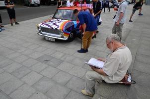 kharkov, ukraine - 27 mai 2017 festival d'art de rue. une voiture qui a été peinte par des maîtres du street art pendant le festival. le fruit du travail de plusieurs graffeurs. aérographie originale photo