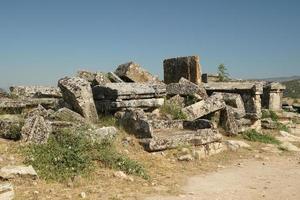 Tombes de la ville antique de hierapolis, pamukkale, denizli, turkiye photo