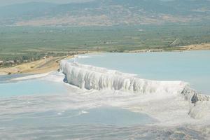 terrasses en travertin à pamukkale à denizli, turkiye photo