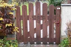 porte de jardin basse en automne photo