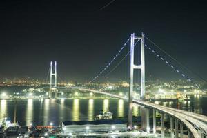 pont d'ulsan et vue nocturne de l'usine en corée photo