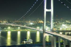 pont d'ulsan et vue nocturne de l'usine en corée photo