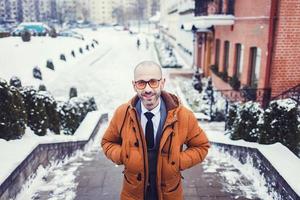 homme dans une veste un jour d'hiver photo