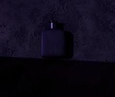 parfum homme sur texture sombre photo