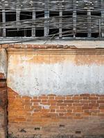 le mur de briques avec la fissure et le bambou tissé de l'ancienne maison. photo