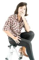 jeune femme dans une chemise à carreaux posant en studio sur blanc photo