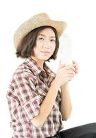 femme dans une chemise à carreaux tenant une bouteille d'eau sur fond blanc photo