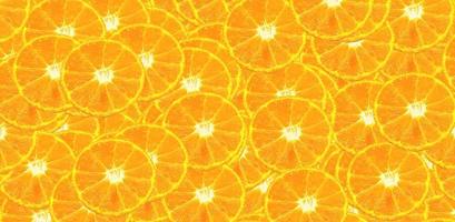 demi-tranché de fond orange. fruits frais et concept de papier peint coloré. photo