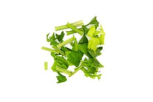 vue de dessus de tranches de céleri frais isolées sur fond blanc pour l'ingrédient et ajouter à la cuisson ou à la garniture sur les aliments. mise à plat de légume vert fraîcheur. photo