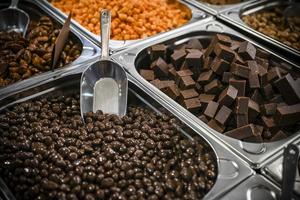 assortiment de pralines au chocolat disposées dans des boîtes métalliques à vendre photo