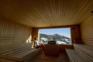 jeune femme relaxante dans le sauna photo