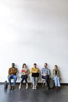 groupe de personnes ennuyées attendant l'entretien d'embauche photo