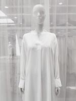 vitrine de magasin de vêtements, mannequin en chemise blanche photo