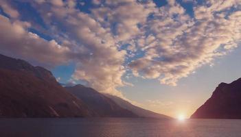 nuages sur le lac de montagne à l'aube, lever de soleil sur le magnifique lac de montagne photo