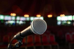 Microphone sur un stand dans un lieu de comédie au festival des arts Fringe d'Édimbourg photo