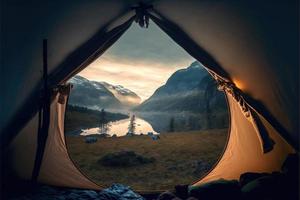 une belle photographie du magnifique paysage norvégien, vu de l'intérieur d'une tente. la perspective de l'intérieur de la tente ajoute une sensation de confort et de sérénité à l'image. photo