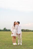 heureux jeune couple asiatique en vêtements de mariée et de marié photo