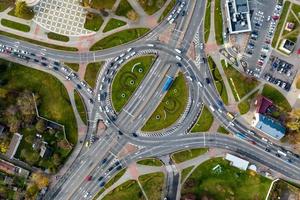 vue aérienne de l'échangeur routier ou de l'intersection de l'autoroute. réseau de jonction de transport pris par drone. photo