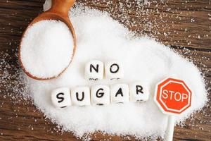 sans sucre, sucre granulé sucré avec texte, prévention du diabète, régime alimentaire et perte de poids pour une bonne santé. photo