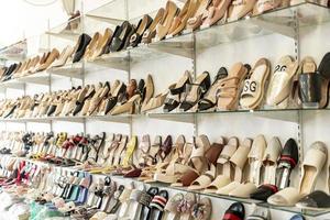 chaussures de mode pour femmes au magasin de chaussures photo