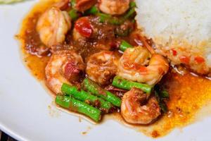 crevettes frites aux haricots longs sur le plat blanc. photo