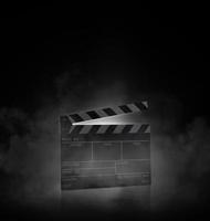 film clapper board sur fond noir avec de la fumée photo